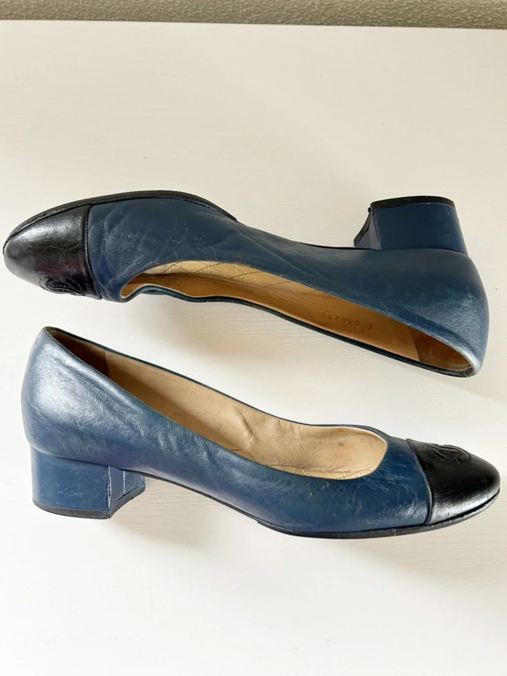 Chanel Vintage Two Tone CC Cap Toe Leather Pumps Size EU 37.5